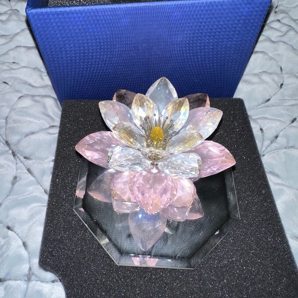 Swarovski Water Lily Rosaline Flower - Picture 7 of 11